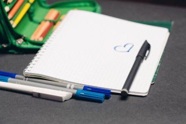 yeşil kalem kutusu kalem tasarımı nesne okul malzemeleri