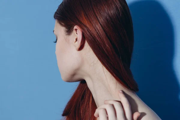 Рыжая женщина голые плечи уход за волосами синий фон — стоковое фото