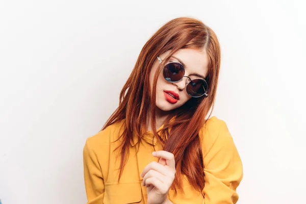 Çekici kadın saç stili çekici güneş gözlükleri çekici ışık arkaplanı — Stok fotoğraf