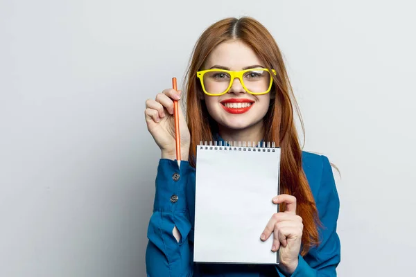 Secretária mulher com óculos amarelos notepad trabalho oficial — Fotografia de Stock