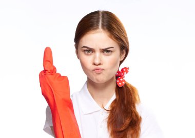Kırmızı lastik eldivenli temizlikçi kadın eğlenceli ışık arkaplanı oluşturuyor.