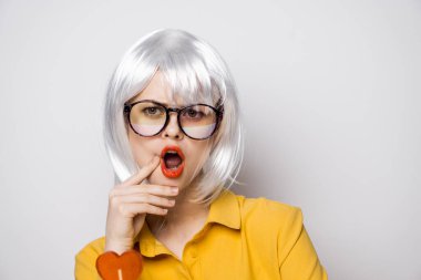 Gözlüklü çekici kadın beyaz peruklu lolipop moda cazibesi