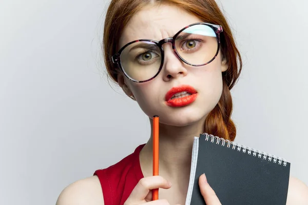 Secretária mulher em óculos com um caderno nas mãos do gerente — Fotografia de Stock