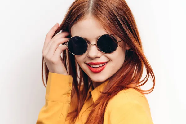 Glamorös kvinna i solglasögon rött hår närbilder — Stockfoto