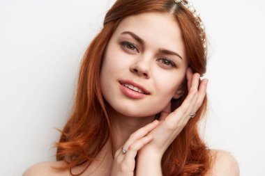 Güzel bir kadın, kızıl saç dekorasyonu, kozmetik ürünleri.