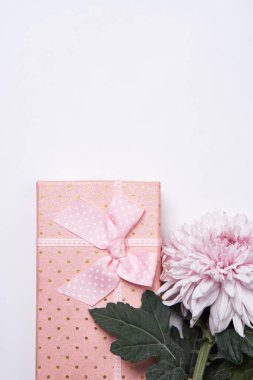 Hediye pembe kutu, çiçekler tatil manzaralı aydınlık arkaplan