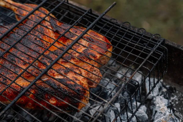 Gegrilltes Hühnchen im Freien Kochen Holzkohlegrill Natur — Stockfoto