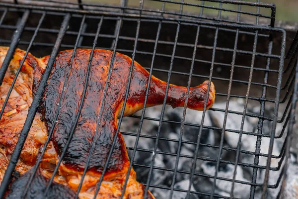 Frango grelhado cozinhar ao ar livre carvão grill natureza — Fotografia de Stock