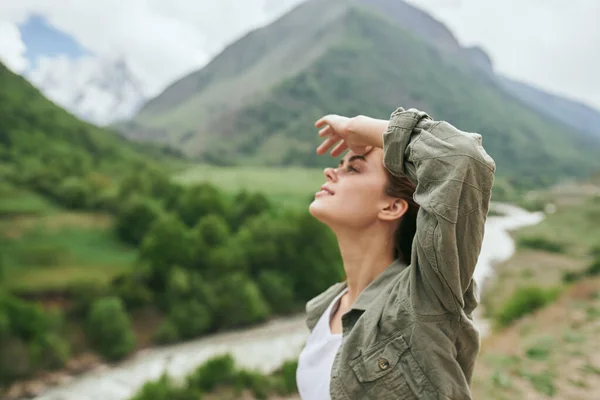 Mulher ao ar livre nas montanhas viajar paisagem ar fresco — Fotografia de Stock