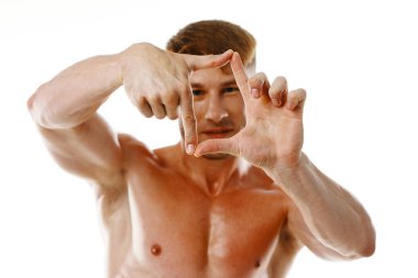 Atletik adam, elleri poz vererek basın jestlerini şişirdi.