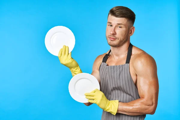 Een man in rubberen gele handschoenen met een bord in zijn handen afwas service — Stockfoto