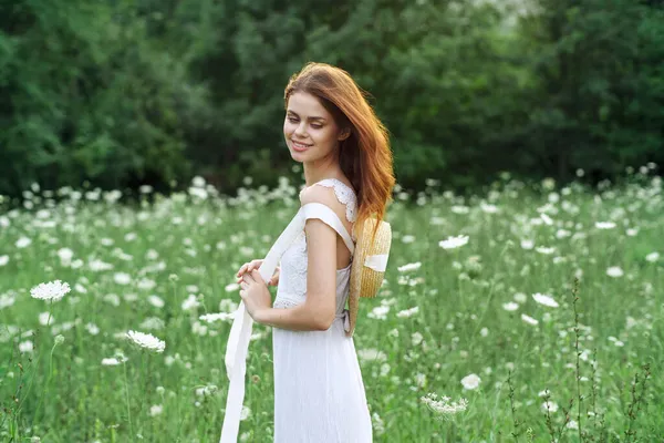 Женщина в белом платье цветы природа ходить шарм — стоковое фото