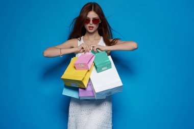 Gülümseyen kadın, güneş gözlüğü takıyor. Moda modelliği yapıyor.