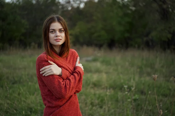 Женщина в красном свитере на открытом воздухе в поле отдыха природы — стоковое фото