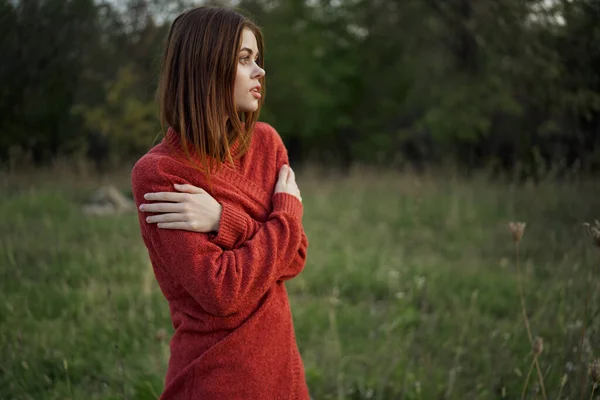 Frau im roten Pullover draußen auf dem Feld — Stockfoto