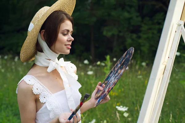 Vrouw met een palet van verf schilderij een beeld buiten close-up — Stockfoto