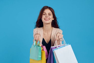 Çekici bir kadın alışveriş yaparken gülümse yaz stili mavi arka plan