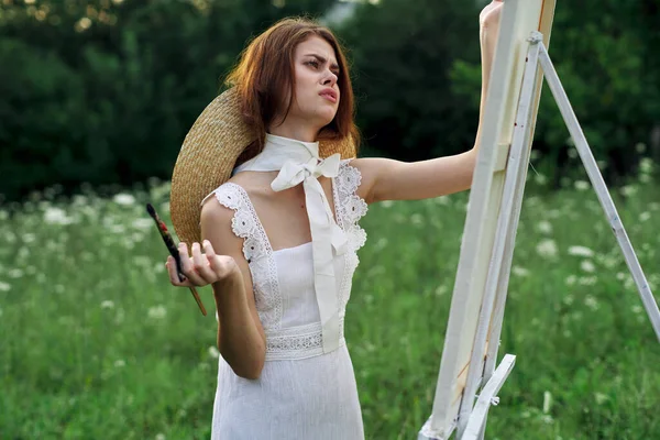 Kobieta artysta na zewnątrz twarzy kreatywny styl życia hobby — Zdjęcie stockowe