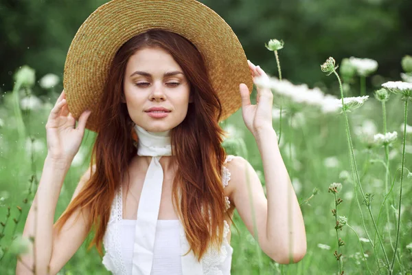 在花地里戴帽子的女人自然是自由的 — 图库照片