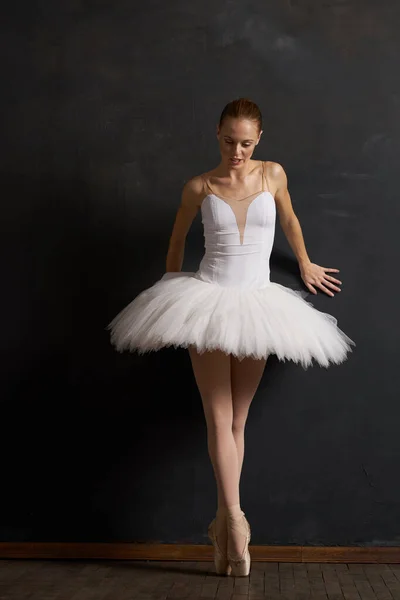 Классическое исполнение балерины на тёмном фоне — стоковое фото
