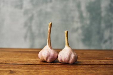 Mutfakta salata pişirirken yukarıdan kırmızı domates görünüyor.