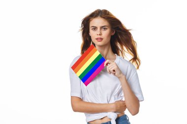 Beyaz tişört giyen kadın lgbt bayrak mucidi topluluğu