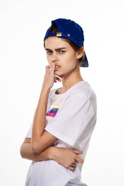 Beyaz tişört giyen kadın lgbt bayrak mucidi topluluğu