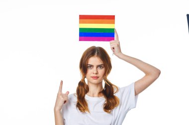 lgbt bayrağı taşıyan kadın cinsiyet değiştirme topluluğunun aydınlık arka planı