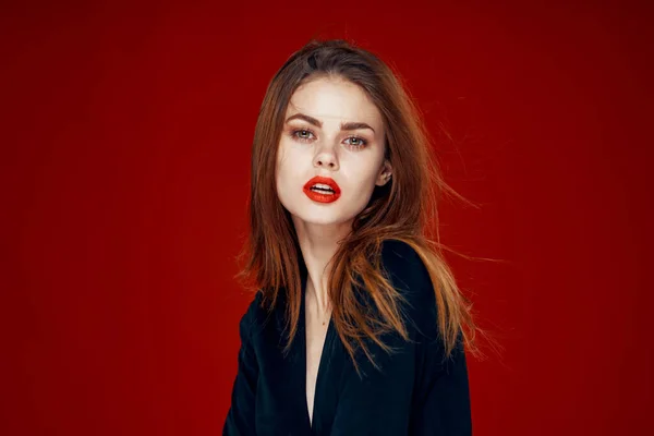 Mulher ruiva com lábios vermelhos posando glamour penteado — Fotografia de Stock