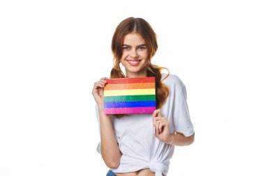Beyaz tişört giyen kadın lgbt bayrak mucidi topluluğu