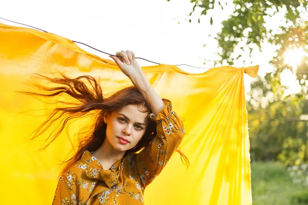 Glad kvinna i gul klänning poserar natur sommar — Stockfoto