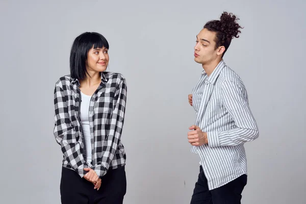 Jovem casal roupas modernas posando diversão amizade — Fotografia de Stock