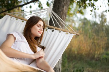 Kadın dışarıda uyuyor. Temiz hava seyahati.