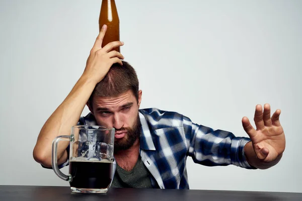 Eine Person, die Bier Alkohol trinkt Emotion isoliert Hintergrund — Stockfoto