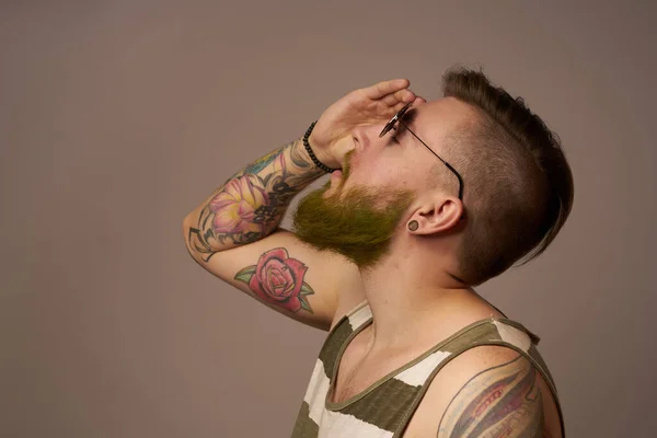 Brutalny mężczyzna tatuaże na jego ramionach pozowanie styl życia forma przycięte widok — Zdjęcie stockowe