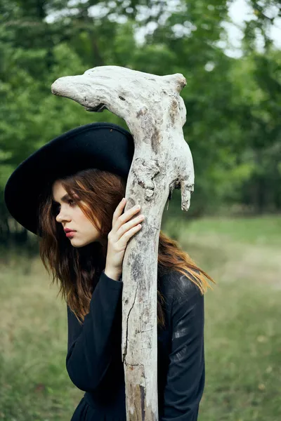 魔女の衣装を着た女性ハロウィンの森のスタッフゴシック — ストック写真