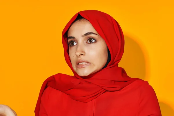 Mulher em vermelho hijab muçulmano vestuário moda moderno estilo isolado fundo — Fotografia de Stock