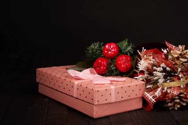Caixa rosa presente Natal decoração feriado mesa de madeira — Fotografia de Stock