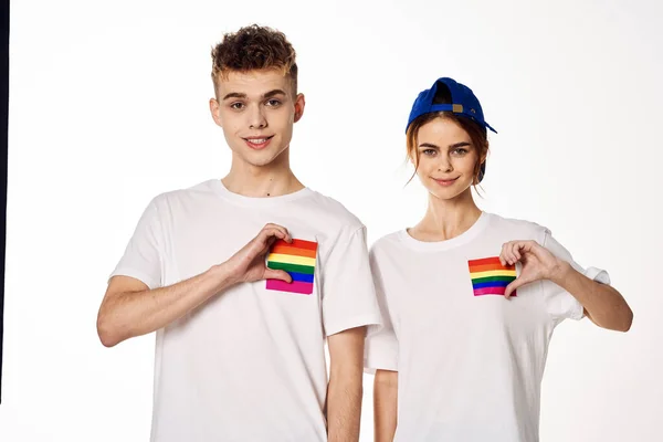 Jovem casal lgbt Bandeira transexual estilo de vida luz fundo — Fotografia de Stock