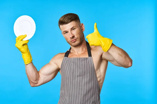 Vaatwasser rubberen handschoenen plaat in handen blauwe achtergrond — Stockfoto