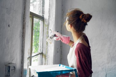 Fırça boyalı pencereli kadın. Ev dekorasyonu.
