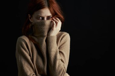 Ağlayan kadın aile içi şiddet sorununu yeniyor