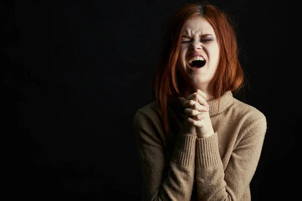 Roodharige vrouw met blauwe plekken onder haar ogen bang huilende depressie — Stockfoto