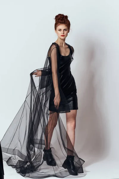 Kobieta w czarnej sukience pozowanie moda glamor studio — Zdjęcie stockowe