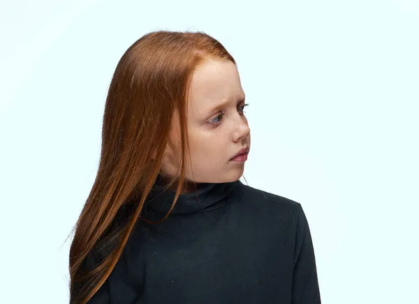 Chica pelirroja en un jersey negro planeando de cerca —  Fotos de Stock