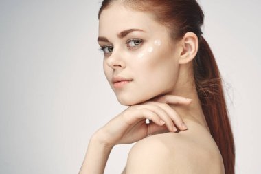 Güzel kızıl saçlı kadın temiz cilt sağlığı açık arka plan pozu veriyor