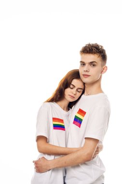 Genç çift lgbt Bayrak transseksüel topluluk ışığı arka planı
