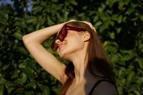 Hübsche Frau in Badeanzug und Sonnenbrille Sommer-Tropen — Stockfoto