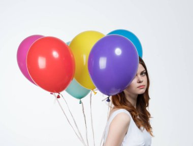 Renkli balonlar doğum günü ışıklarını kutluyor.