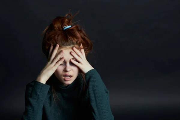 Känslomässiga kvinnor med svart ögonmissbruk missnöje depression — Stockfoto